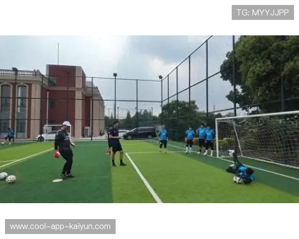 足球俱乐部青训营针对守门员设立专项培养计划，青少年足球守门员训练